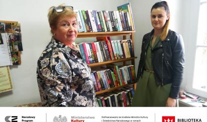 Koordynator Krystyna Zaniewska i bibliotekarka Alina Wacko - opiekun Klubu Młodego Czytelnika prezentują nowości wydawnicze w Bibliotece Publicznej im. Juliana Tuwima w Połczynie-Zdroju