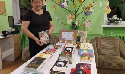 Bibliotekarka Ewa Sokołowska prezentuje nowości wydawnicze w Filii Bibliotecznej w Kołaczu