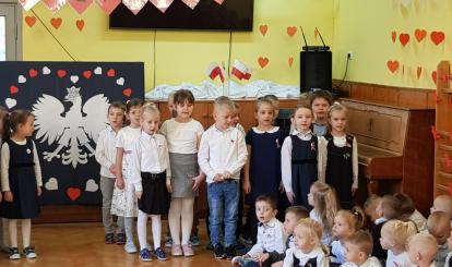 Grupa Pszczółek podczas recytacji wiersza o Polsce