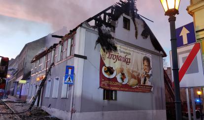 Dogaszanie pożaru restauracji