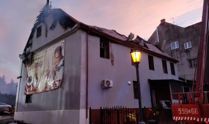 Dogaszanie pożaru restauracji