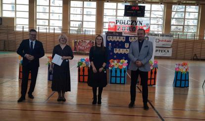 Słodkie przedszkolaki w trakcie występu z okazji dnia Babci i Dziadka