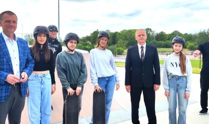 Burmistrz Połczyna-Zdroju Józef Nizioł oraz Wiceburmistrz Połczyna-Zdroju Bogusław Ogorzałek na spotkaniu z uczestnikami warsztatów deskorolkowych