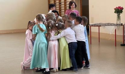 uroczystość zakończenia roku przedszkolnego dzieci odchodzących do szkoły z grupy „Kangurki”