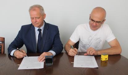 Podpisanie umowy przez Burmistrza Połczyna-Zdroju Józefa Nizioła z firmą J.C. INWEST Spółka z o.o.
