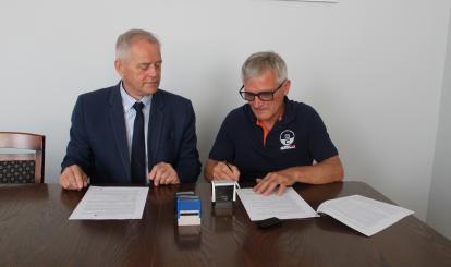 Podpisanie umowy przez Burmistrza Połczyna-Zdroju Józefa Nizioła z firmą Usługi Transportowo-Handlowe Paweł Pabin