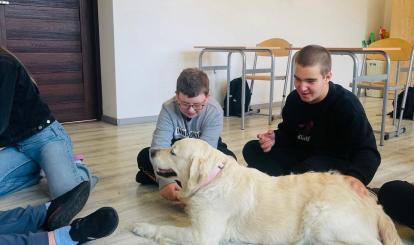Dogoterapia w Szkole Podstawowej z Oddziałami Przedszkolnymi w Toporzyku