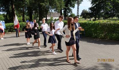 Polonez w wykonaniu ósmoklasistów