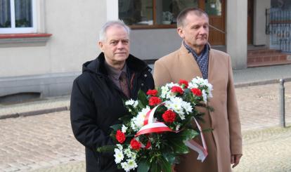 Złożenie kwiatów pod tablicą pamiątkową poświęconą „Pamięci pierwszego powojennego burmistrza Ottona Benedykta Polaka i pierwszych osadników za wkład pracy w odbudowę naszej małej ojczyzny” przez Burmistrza Połczyna-Zdroju Józefa Nizioła oraz Zastępcę Bogusława Ogorzałka