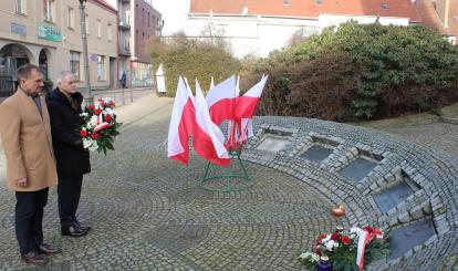 Złożenie kwiatów pod tablicą pamiątkową poświęconą „Pamięci pierwszego powojennego burmistrza Ottona Benedykta Polaka i pierwszych osadników za wkład pracy w odbudowę naszej małej ojczyzny” przez Burmistrza Połczyna-Zdroju Józefa Nizioła oraz Zastępcę Bogusława Ogorzałka