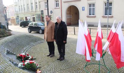 Złożenie kwiatów pod tablicą pamiątkową poświęconą „Pamięci pierwszego powojennego burmistrza Ottona Benedykta Polaka i pierwszych osadników za wkład pracy w odbudowę naszej małej ojczyzny” przez Burmistrza Połczyna-Zdroju Józefa Nizioła oraz Zastępcę Bogusława Ogorzałka