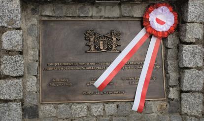 Złożenie kwiatów pod tablicą pamiątkową poświęconą „Pamięci pierwszego powojennego burmistrza Ottona Benedykta Polaka i pierwszych osadników za wkład pracy w odbudowę naszej małej ojczyzny” przez Burmistrza Połczyna-Zdroju Józefa Nizioła oraz Zastępcę Bogusława Ogorzałka