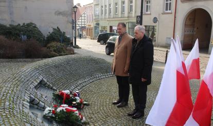 Złożenie kwiatów pod tablicą pamiątkową poświęconą „Pamięci pierwszego powojennego burmistrza Ottona Benedykta Polaka i pierwszych osadników za wkład pracy w odbudowę naszej małej ojczyzny” przez Burmistrza Połczyna-Zdroju Józefa Nizioła oraz Zastępcę Bogusława Ogorzałka