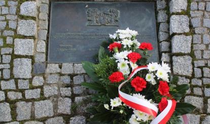 Złożenie kwiatów pod tablicą pamiątkową poświęconą „Pamięci pierwszego powojennego burmistrza Ottona Benedykta Polaka i pierwszych osadników za wkład pracy w odbudowę naszej małej ojczyzny” przez Burmistrza Połczyna-Zdroju Józefa Nizioła oraz Zastępcę Bogusława Ogorzałka
