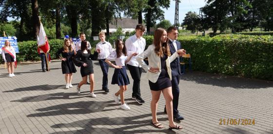 Polonez w wykonaniu ósmoklasistów