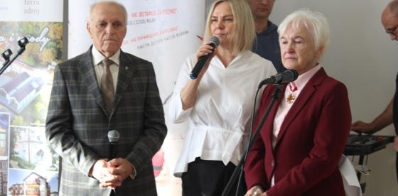 Uroczystość odsłonięcia tablicy edukacyjno-historycznej przy miejscu pamięci - Pomniku Pamięci Dzieci- ofiar germanizacji w latach 1939-1945