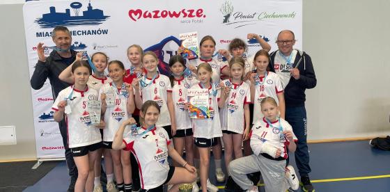 Podium na XXIX Ogólnopolskim Turnieju Mini Piłki Ręcznej Dziewcząt i Chłopców
