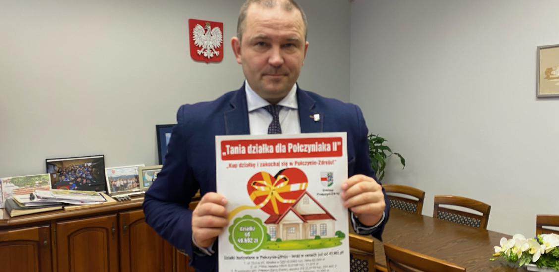 Burmistrz Sebastian Witek prezentuje plakat drugiej edycji akcji